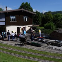grosser Betrieb mit Modelleisenbahn in Glattfelden auf der Gartenbahn in Spur 5 Zoll