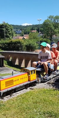 Kinder mit Diabetes als Lokführer unterwegs bei den Modellbahnfreunde in Glattfelden